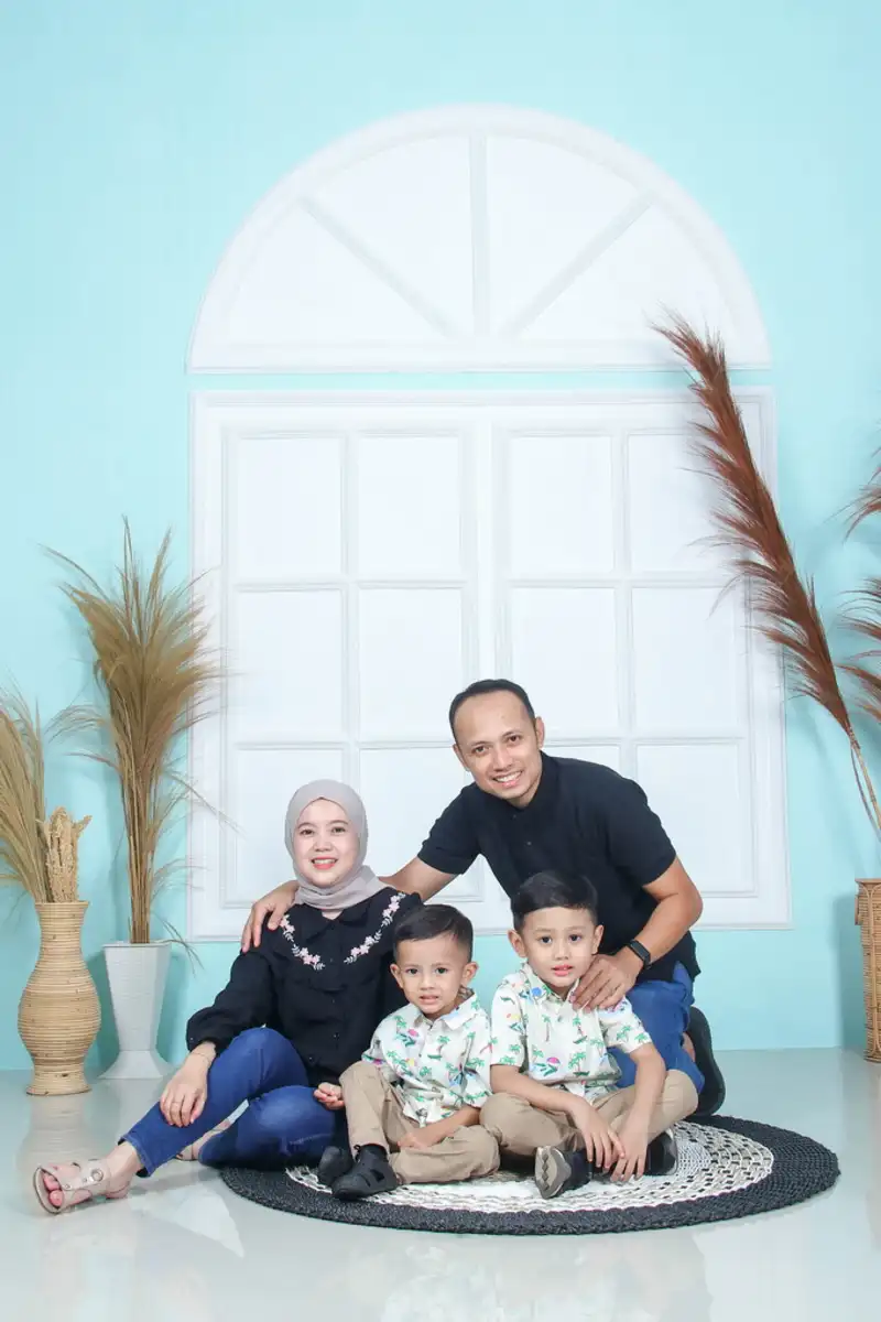 Foto keluarga di Studio Kuningan Ahmad Yani - potret keluarga bahagia